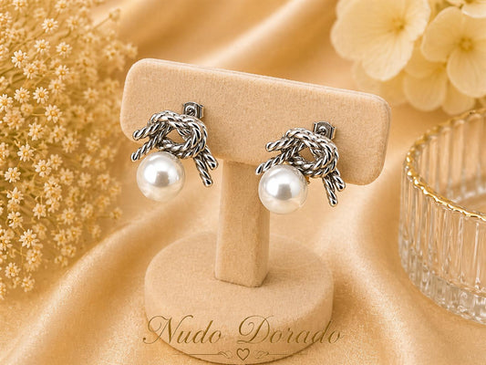 Aretes Nudo Plateado con Perla