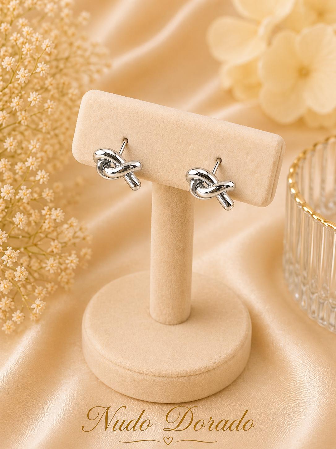 Aretes Nudo Botón Plateado