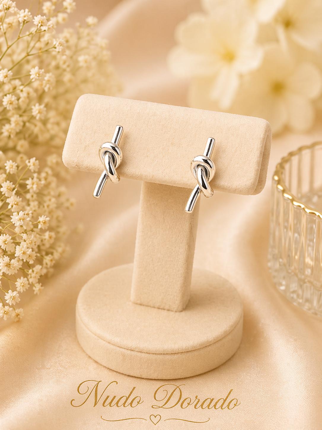 Aretes Nudo Plateado Felicidad