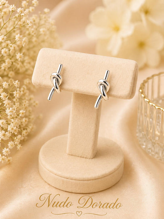 Aretes Nudo Plateado Felicidad